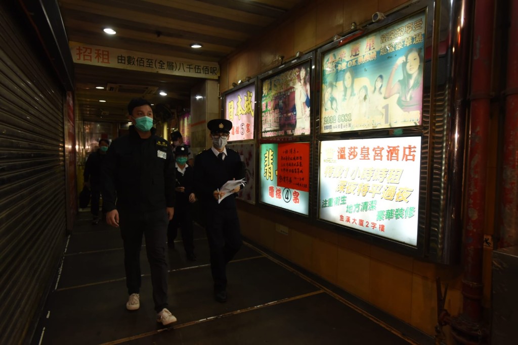 警方及食環署突擊巡查夜總會。