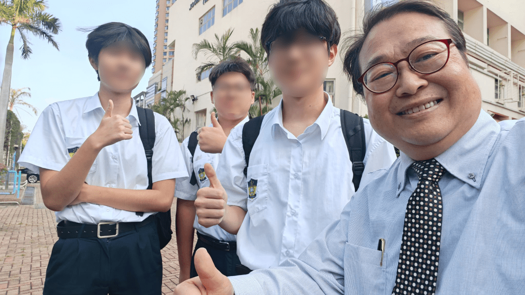校長梁健文指去年宣佈中一至中三英文科成績進步最明顯的頭三名學生可獲開車接送放學待遇，更可額外容許學生「以一帶二」乘車回家。（圖片來源：受訪者提供）