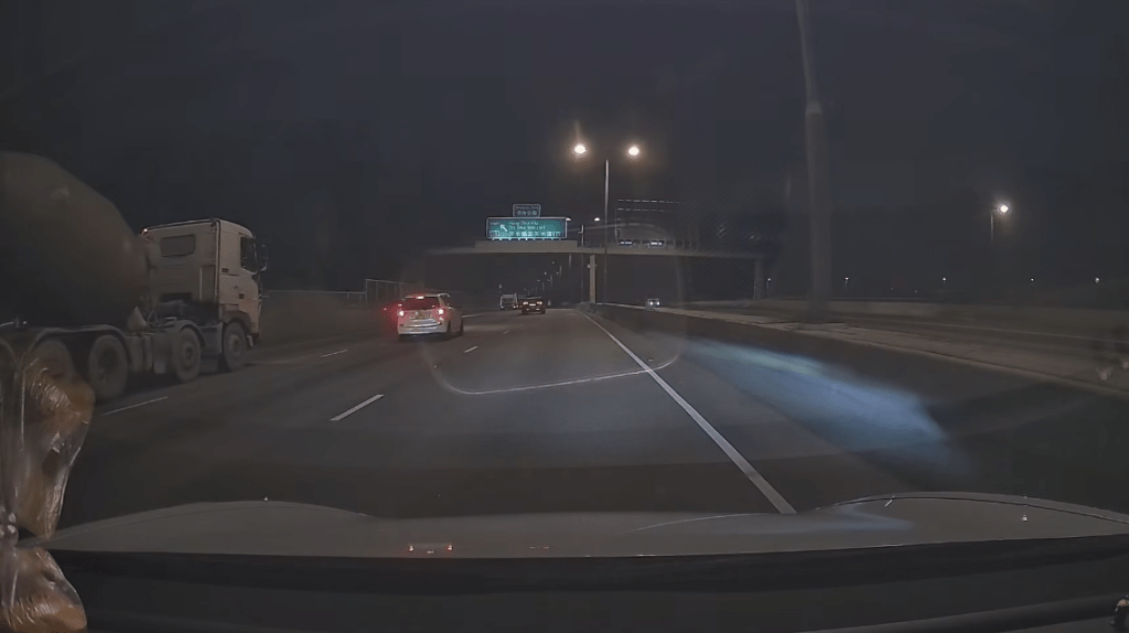 當時在慢線行駛的一輛田螺車幸及時收掣，才未有釀成更嚴重的連環相撞。