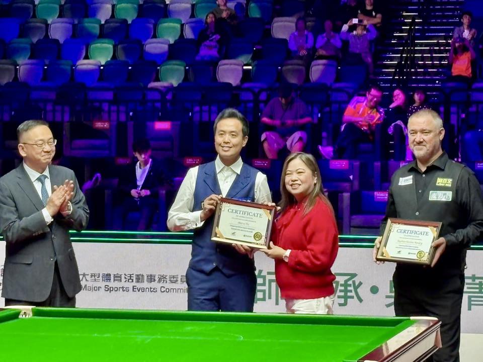 羅淑佩向傅家俊頒獎。羅淑佩FB圖片