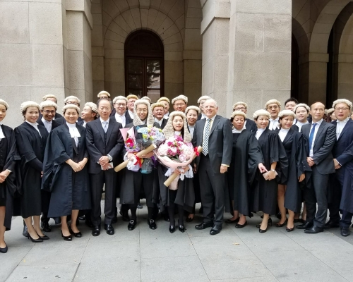 陳政龍及黃佩琪（持花者）穿上全套資狀禮袍出席。陳詠詩攝