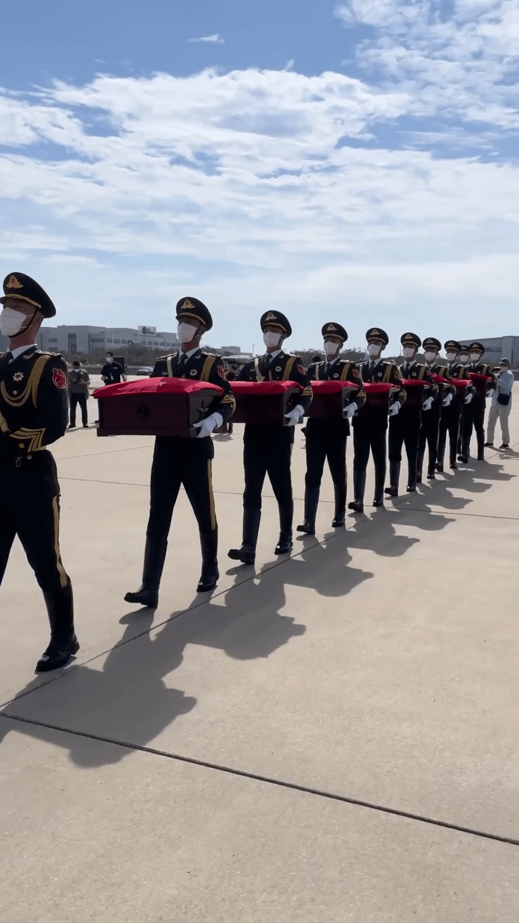 第九批在韩中国人民志愿军烈士遗骸交接仪式在韩国仁川举行。