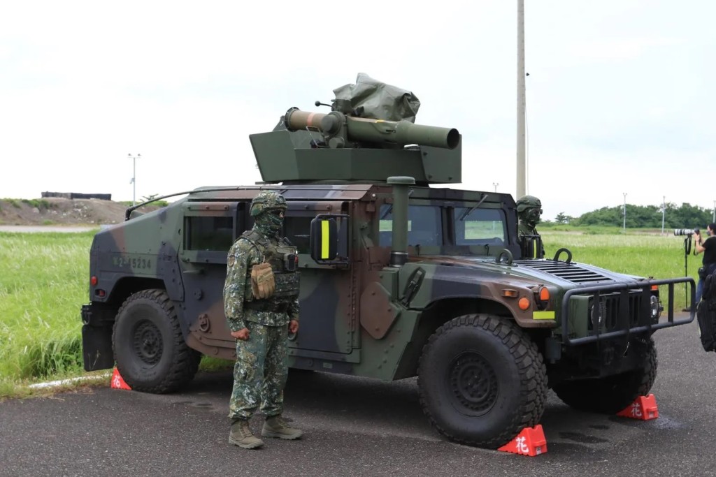 台灣向美採購的新式「陶」式2B導彈車輛「M1167悍馬車」，搭載「M41A7 ITAS拖式導彈發射系統」。