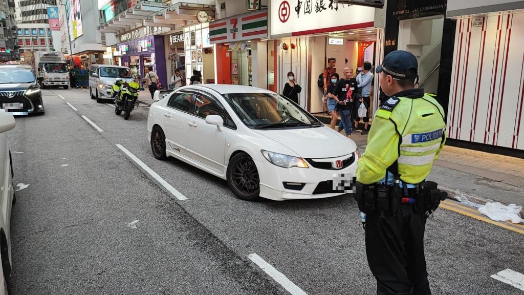 警方發現16部私家車及1部電單車，涉嫌違反《道路交通（車輛構造及保養）規例》。警方提供