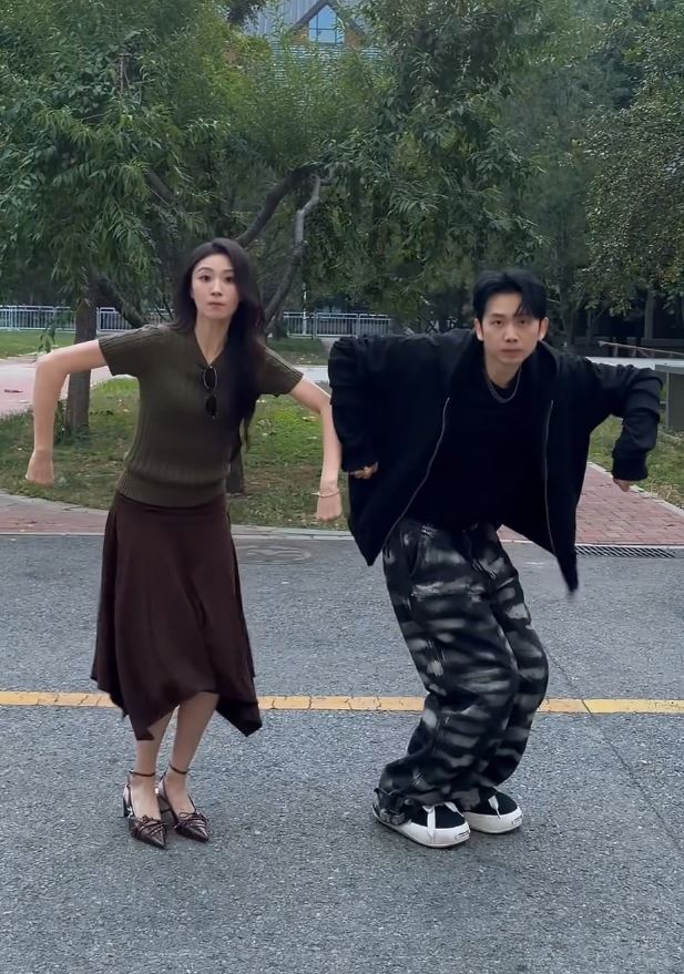 全网疯跳的“闪身步”。小红书