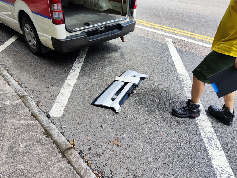 涉事警車車頭蓋飛脫。