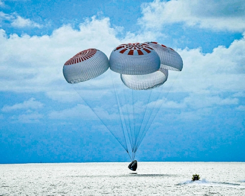 ■四個大型降落傘吊着SpaceX「堅韌號」太空艙，上周六成功「濺落」佛州外的大西洋。
