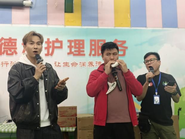 吉吉演繹經典歌曲《偏偏喜歡你》。 吉吉演繹經典歌曲《偏偏喜歡你》。