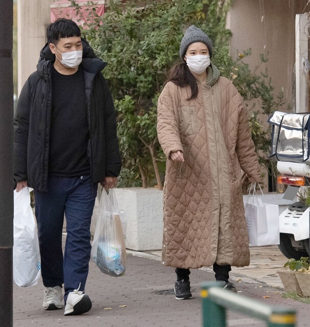 蒼井優穿上闊身大衣及波鞋,孕味甚濃。
