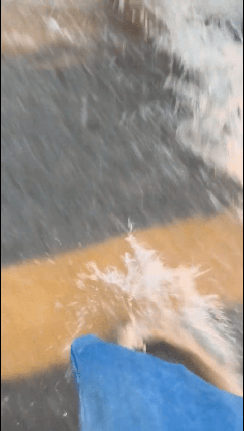 她已著拖鞋有備而來，但現場水流湍急