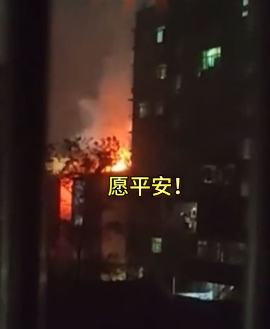 網上流傳影片顯示，導致8人死亡的起火住宅，地下為一間五金店。抖音＠莓啤汽