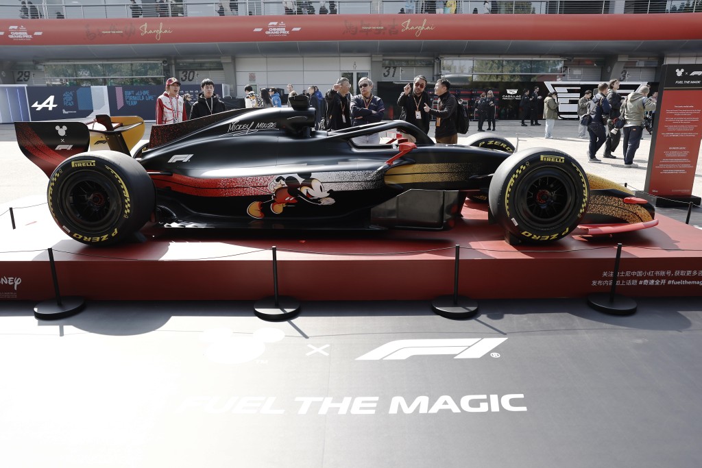 車迷瞭解迪士尼經典形象米奇和米妮主題造型賽車。 中新社