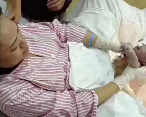 為自己接生的女醫生指，國外有不少同類例子。網圖