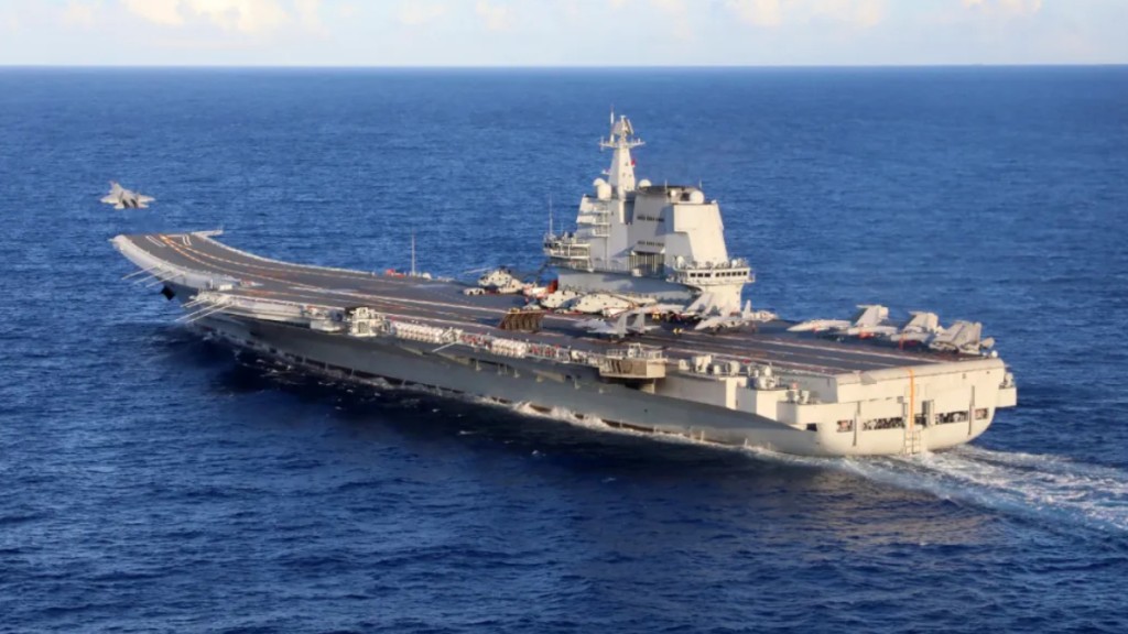 6月上旬,海軍航空母艦編隊在西太平洋海域進行訓練,圖為山東艦放飛艦載戰鬥機。《人民日報》 6月上旬,海軍航空母艦編隊在西太平洋海域進行訓練,圖為山東艦放飛艦載戰鬥機。《人民日報》