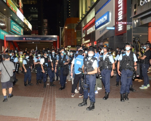 警員聚集旺角地鐵站外。