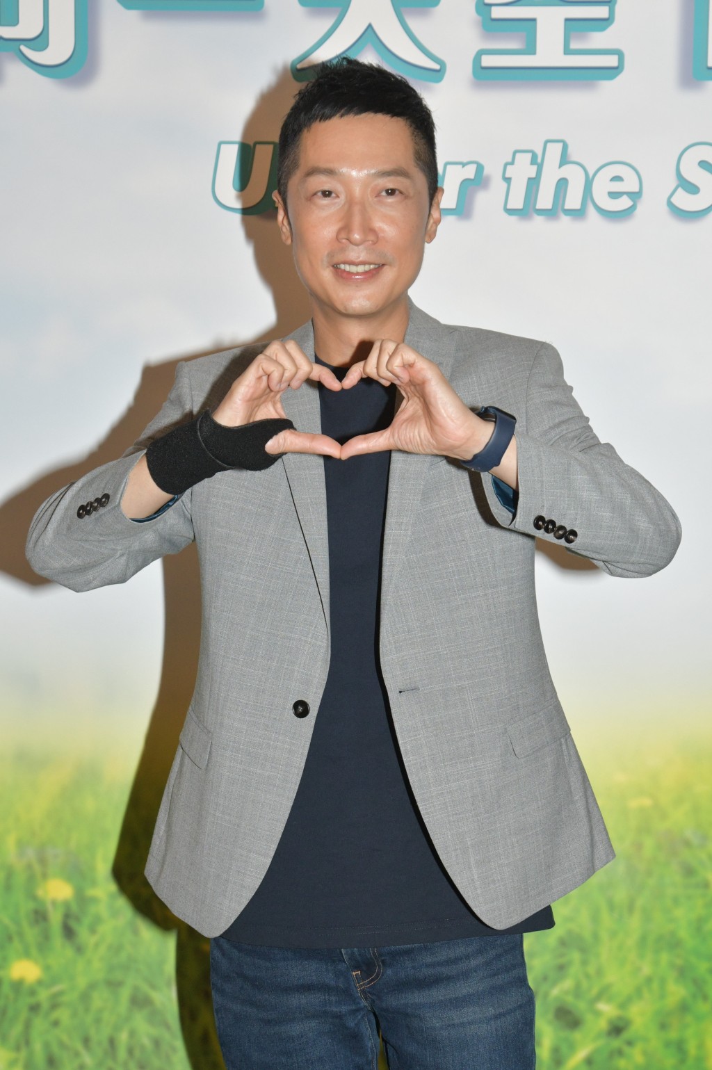 馬浚偉為《同一天空下》擔任編劇、導演及監製。