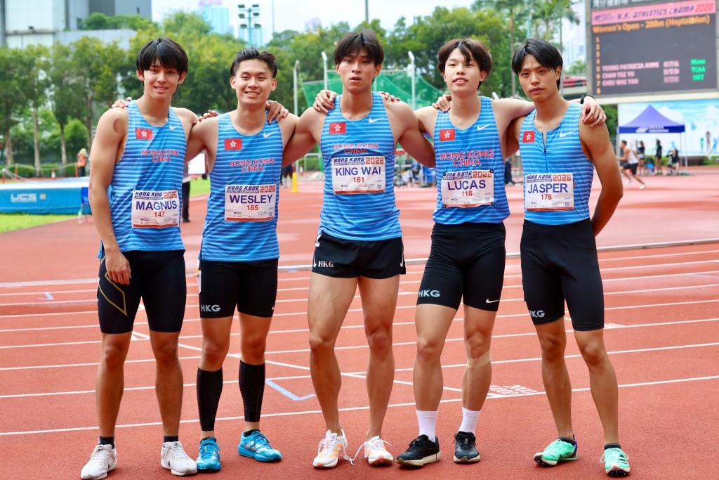 3位前及现任200米纪录保持者包括叶景维(中)、梁靖恒(左二)及吴君浩(左一) 以及古绰峰(右一)及陈俊宇(右二)周日在200米决赛将再斗过。徐嘉华摄