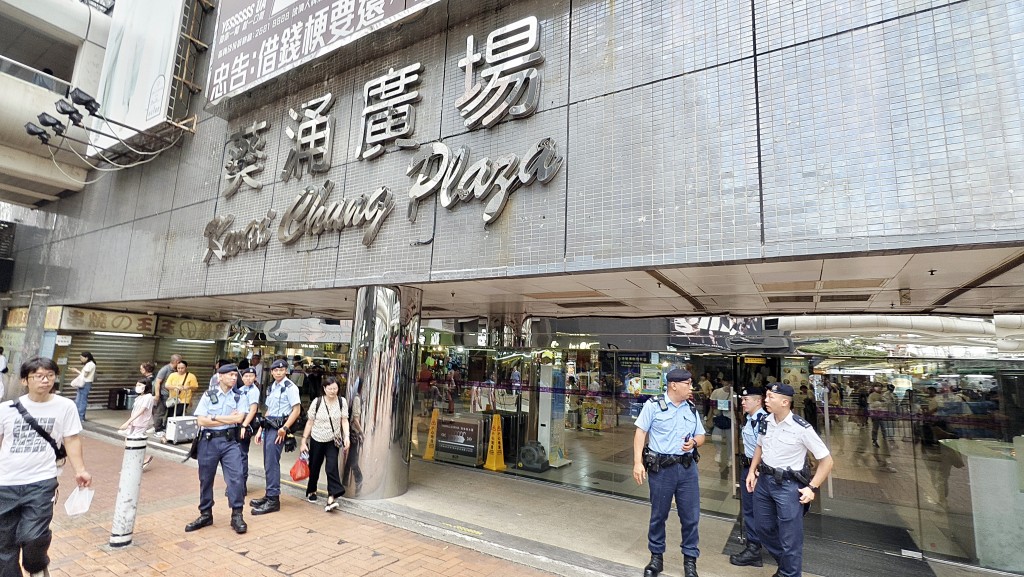 警員在葵涌廣場高調巡查。徐裕民攝 警員在葵涌廣場高調巡查。徐裕民攝