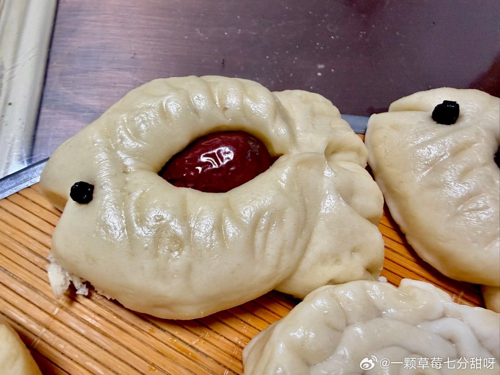 山東花餑餑造形千變，顏色艷麗，令網民讚嘆如藝術品。微博＠一顆草莓七分甜呀