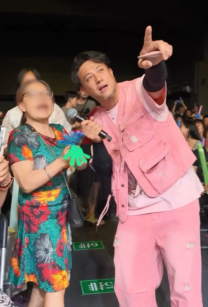 張致恒與台下觀眾打成一片。