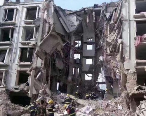 其中一個楝樓整體塌陷。微博圖片