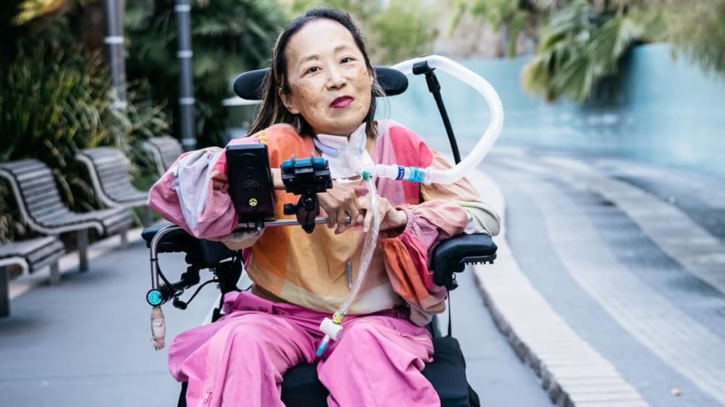 王美華從小患上肌肉萎縮症，需要靠電動輪椅出入。IG@disability_visibility