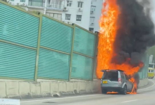四驱车起火自焚。网上影片截图