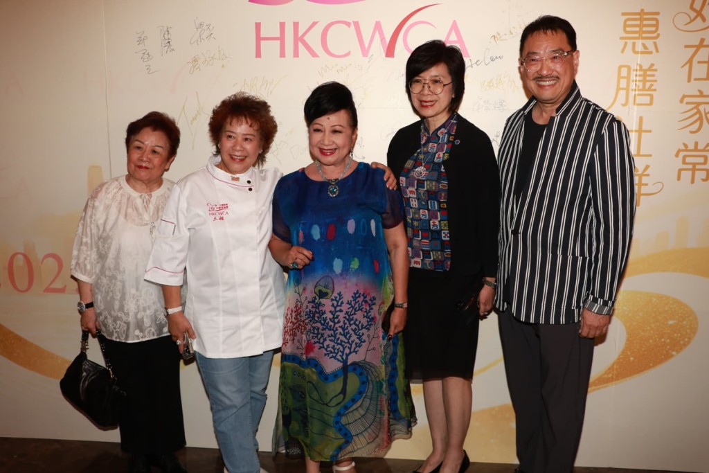 薛家燕（中）出席「中國香港女廚師協會」成立典禮。