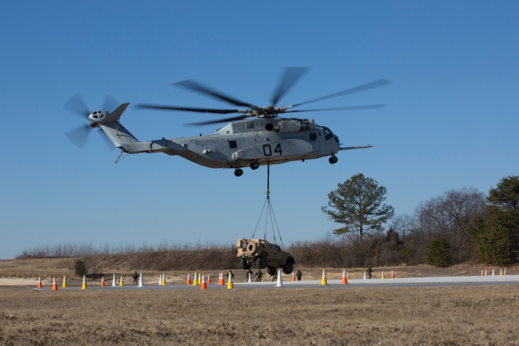 图为美军陆战队坠毁的同型号CH-53E 直升机。US Marine 