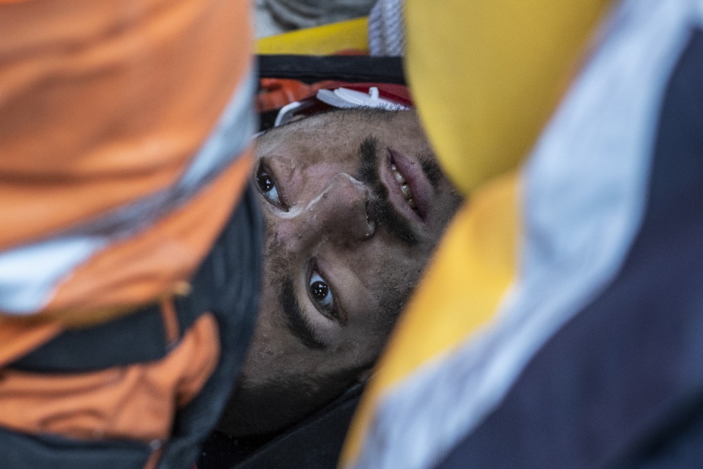 救援人員協力以擔架小心翼翼將塞費爾奧盧抬離現場，送往醫院。AP