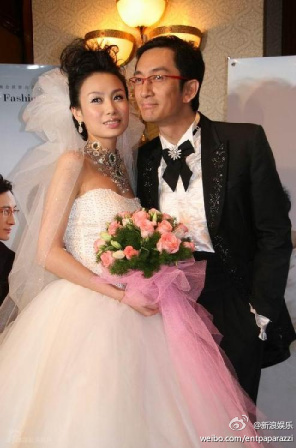 吳啟華2007年與年齡相差21年的內地演員長春姑娘石洋子結婚。