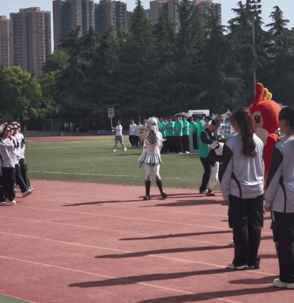 工作人員為女生解圍。