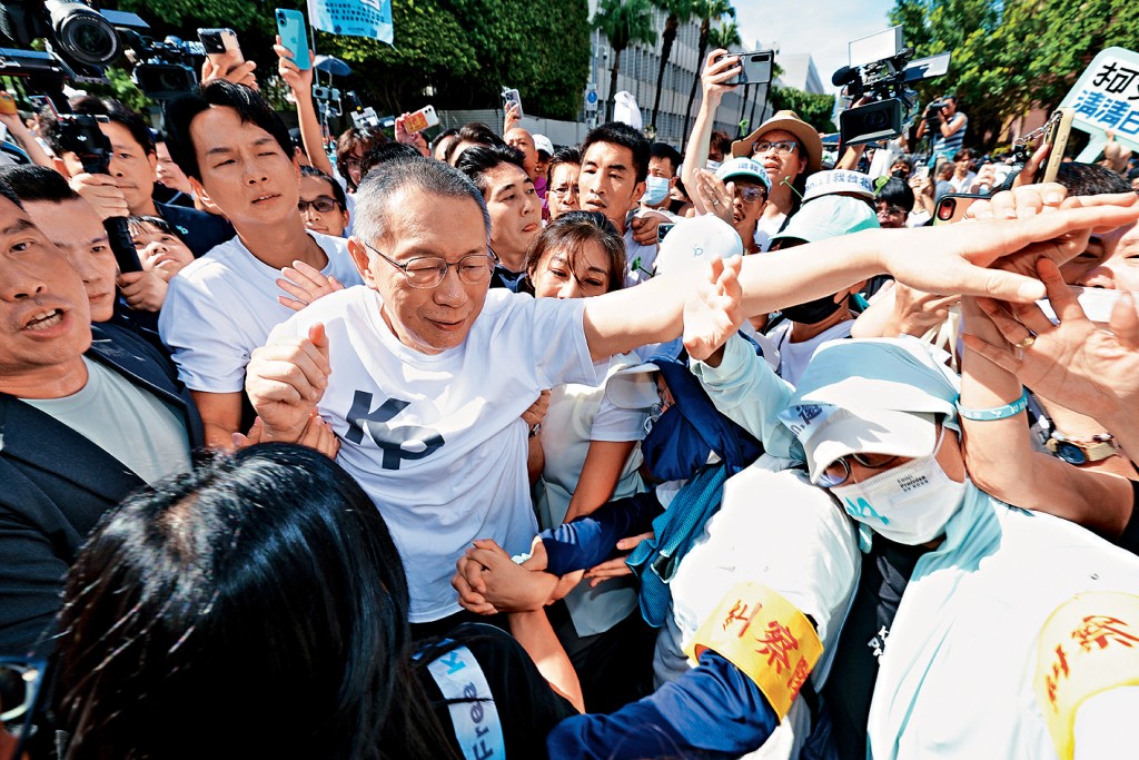 柯文哲步出北院，支持者簇擁。