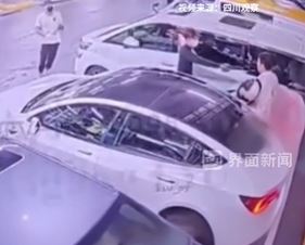 穿白衣的同黨隨後而至。網片截圖