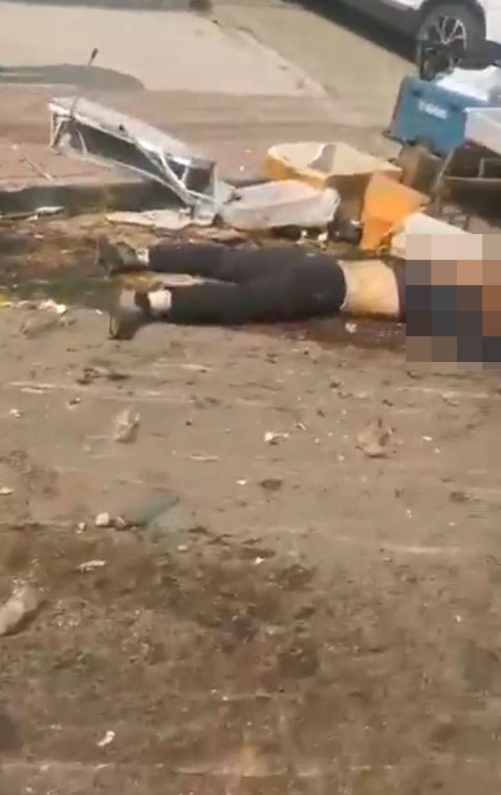 重型铲泥车冲入市集人群，造成多人倒地。Ｘ