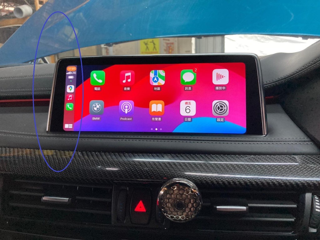 寶馬房車的iDrive多媒體顯示屏出現左軚車制式（圓圈）。