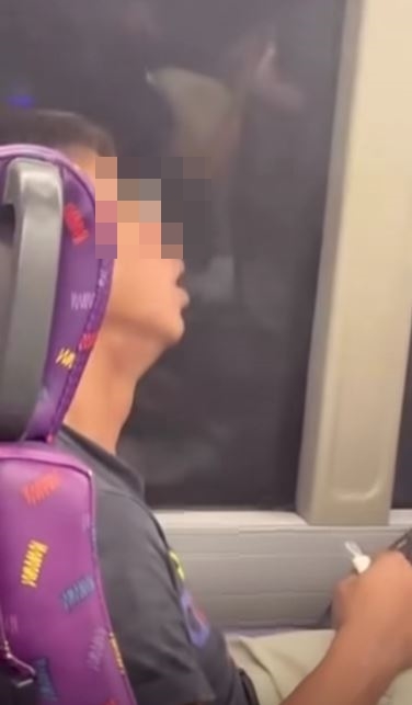 巴士男仰頭依靠在背椅上，狀甚享受。fb「車cam L（香港群組）」影片截圖