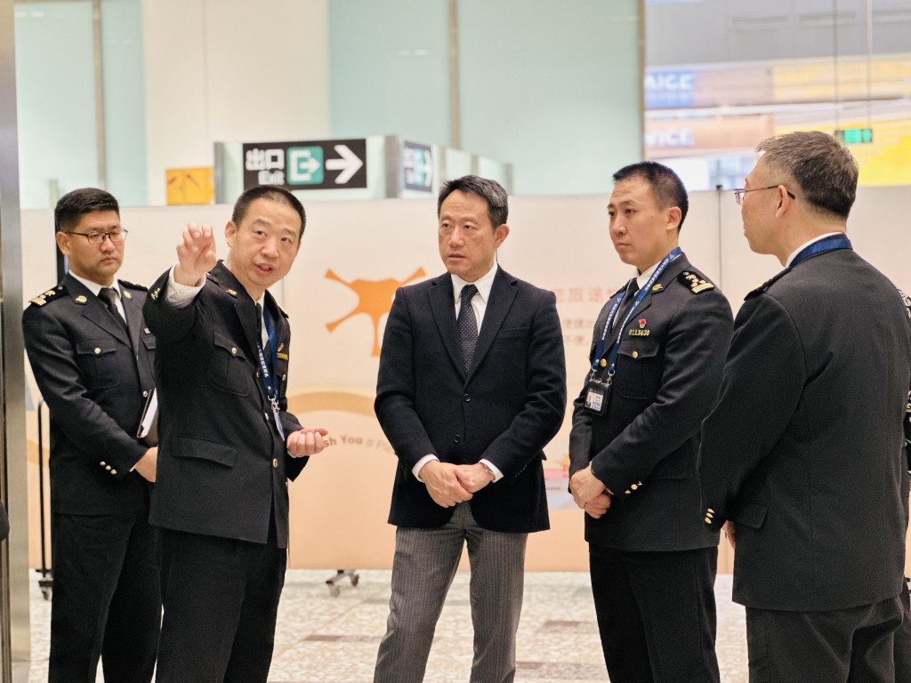 陳子達（中）昨日參觀北京大興國際機場。政府新聞處