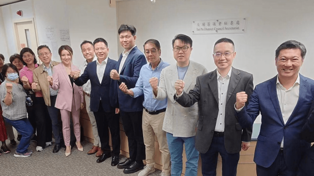 在2020年成立的紫荊黨,將在今次區選首次參與本港選舉,今日宣佈派出現年30歲吳振輝(右五)參加大埔北地方選區直選。紫荊黨