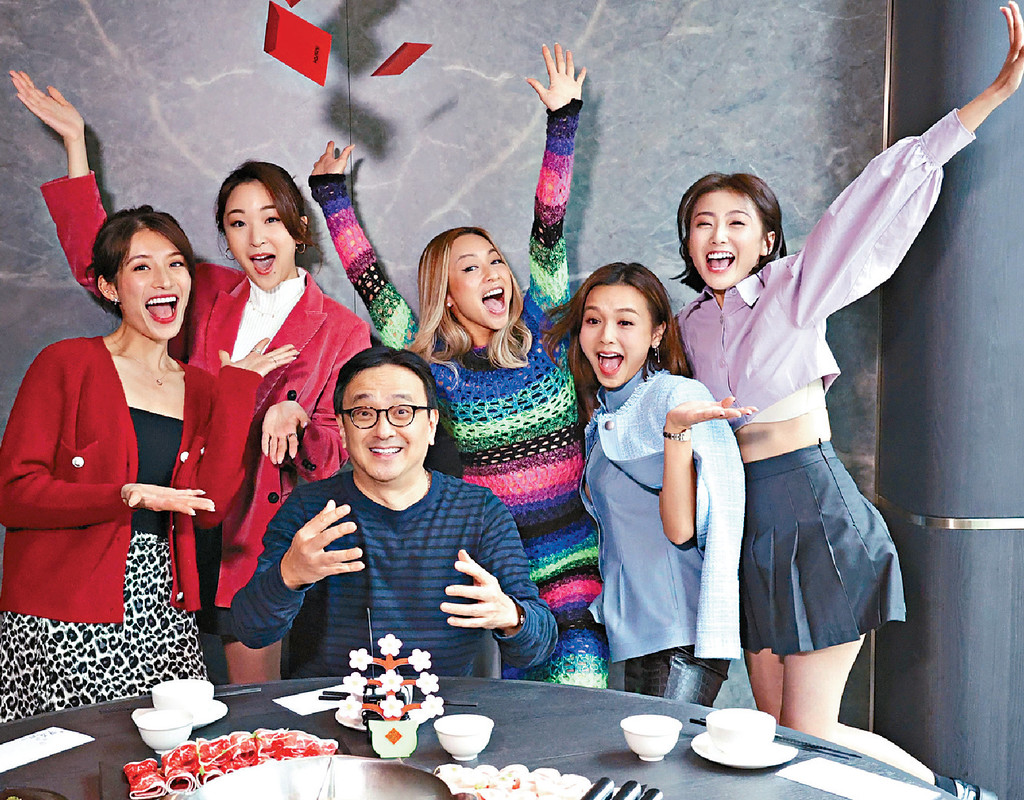 ■種星堂旗下藝人向老闆鄒世龍𢭃利是，喜氣洋洋。
