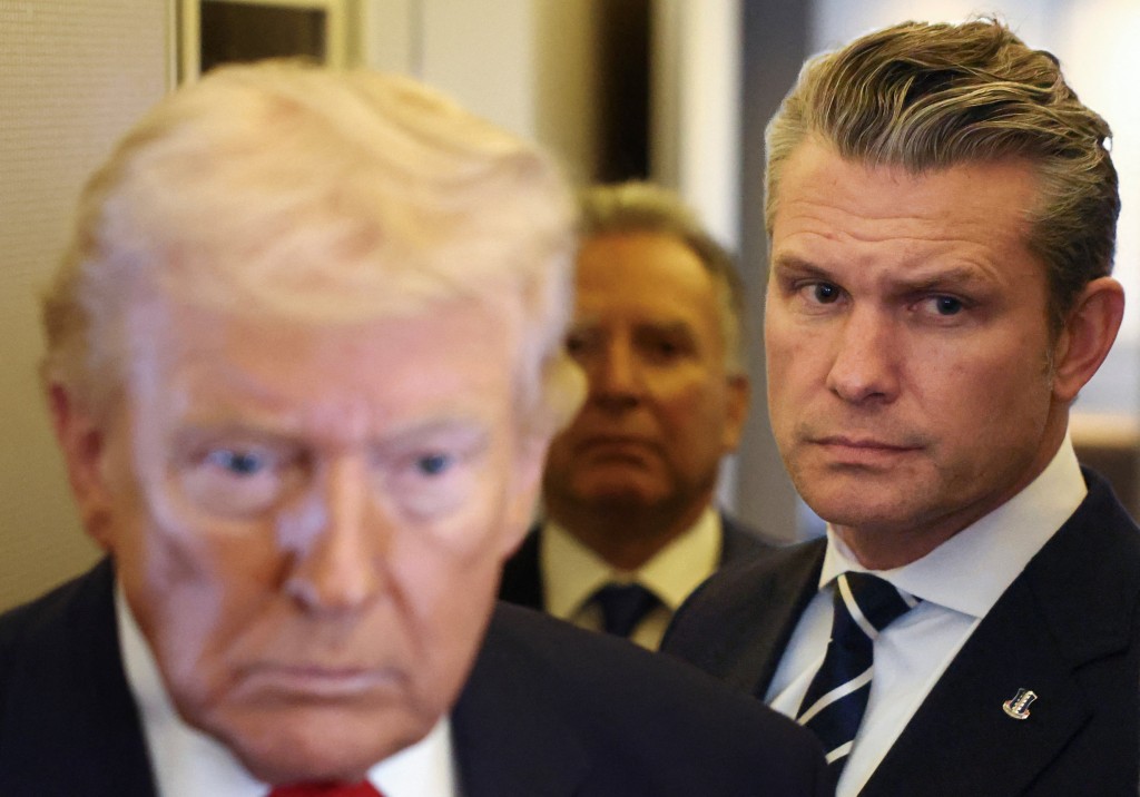 赫格塞思（右）指出，要由特朗普決定伊朗投降條件。路透社