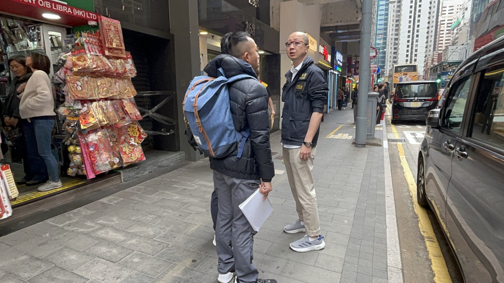 大批探員在場調查。楊偉亨攝 大批探員在場調查。楊偉亨攝