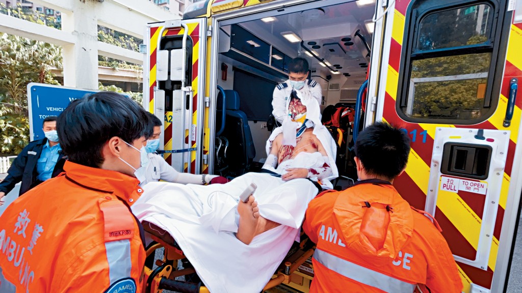 從高處墮下大難不死搭棚男工清醒送院治理。
