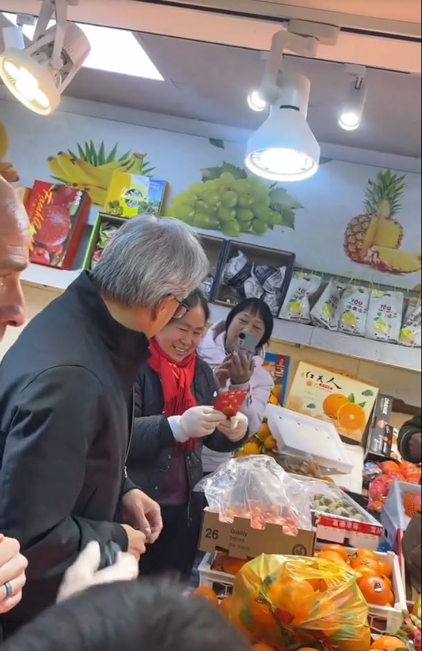 黄仁勋访问上海时到逛当地的街市。抖音