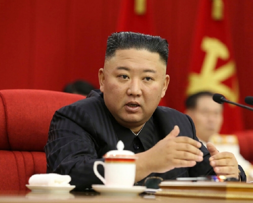 北韓官媒指金正恩曾試過凌晨3時致電下屬，督促工作。（美聯社）