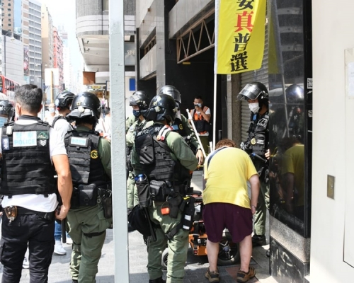警方在彌敦道一帶截查可疑人士。