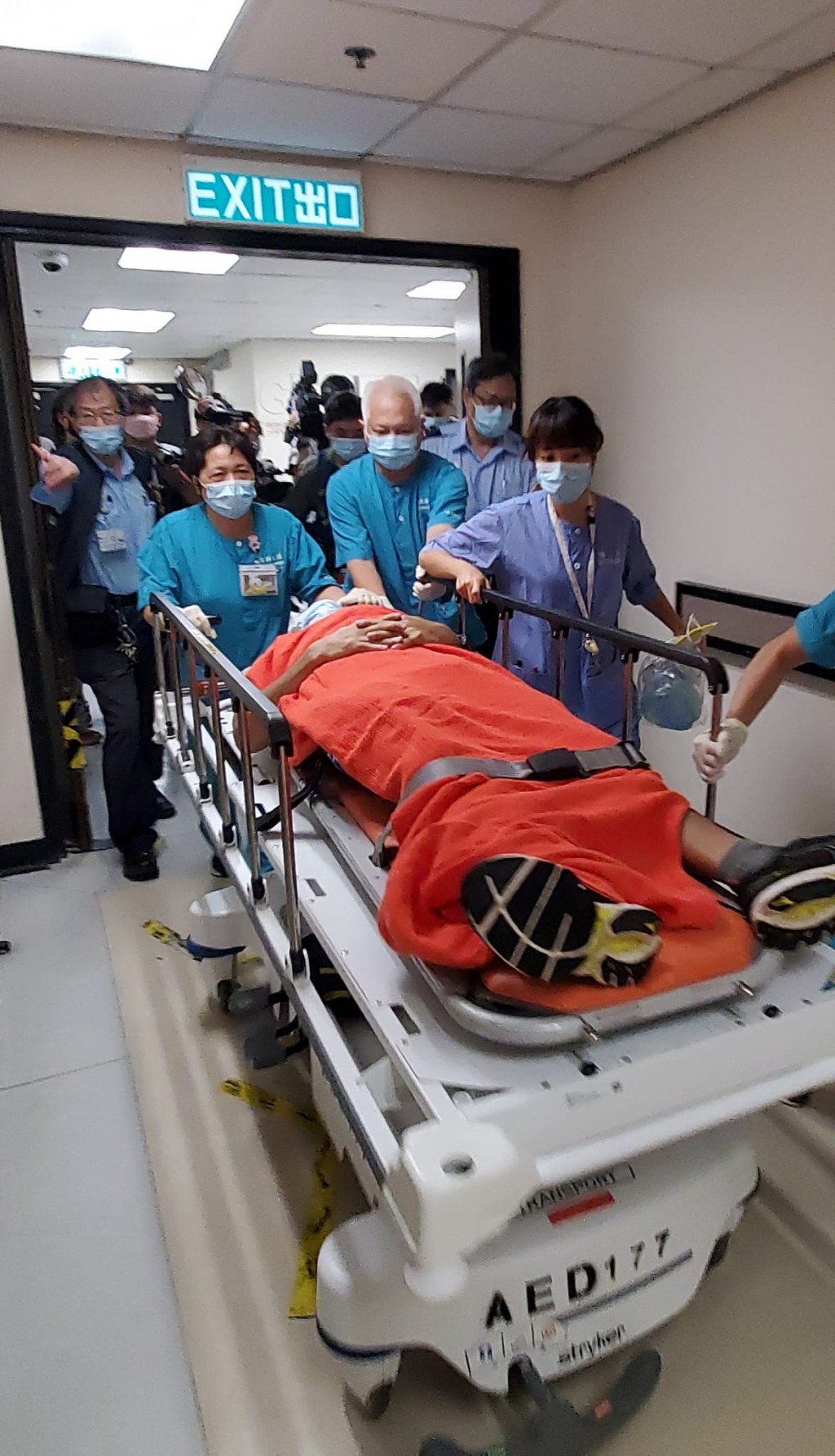 一名58歲男子於新娘潭行山墮石澗，受傷送院治理。