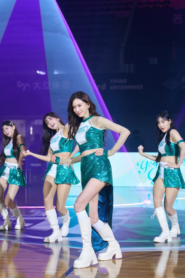 志玲姐姐謙稱最大心理關口是要與啦啦隊妹妹們站在一起，但其實她本人毫不遜色。