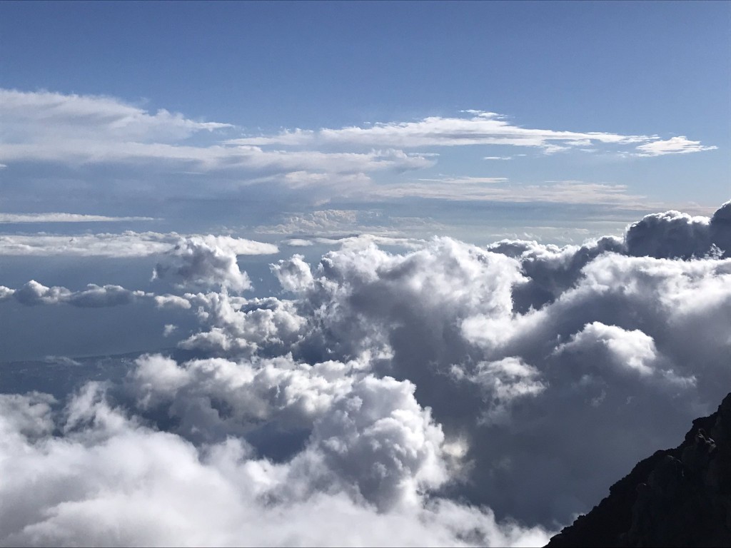 實川欣伸拍下不同面貌的山頂風光。