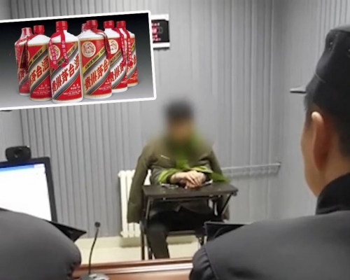 餐館服務員調包18瓶顧客自備茅台，以每瓶人民幣1300元賣出，被刑拘。
